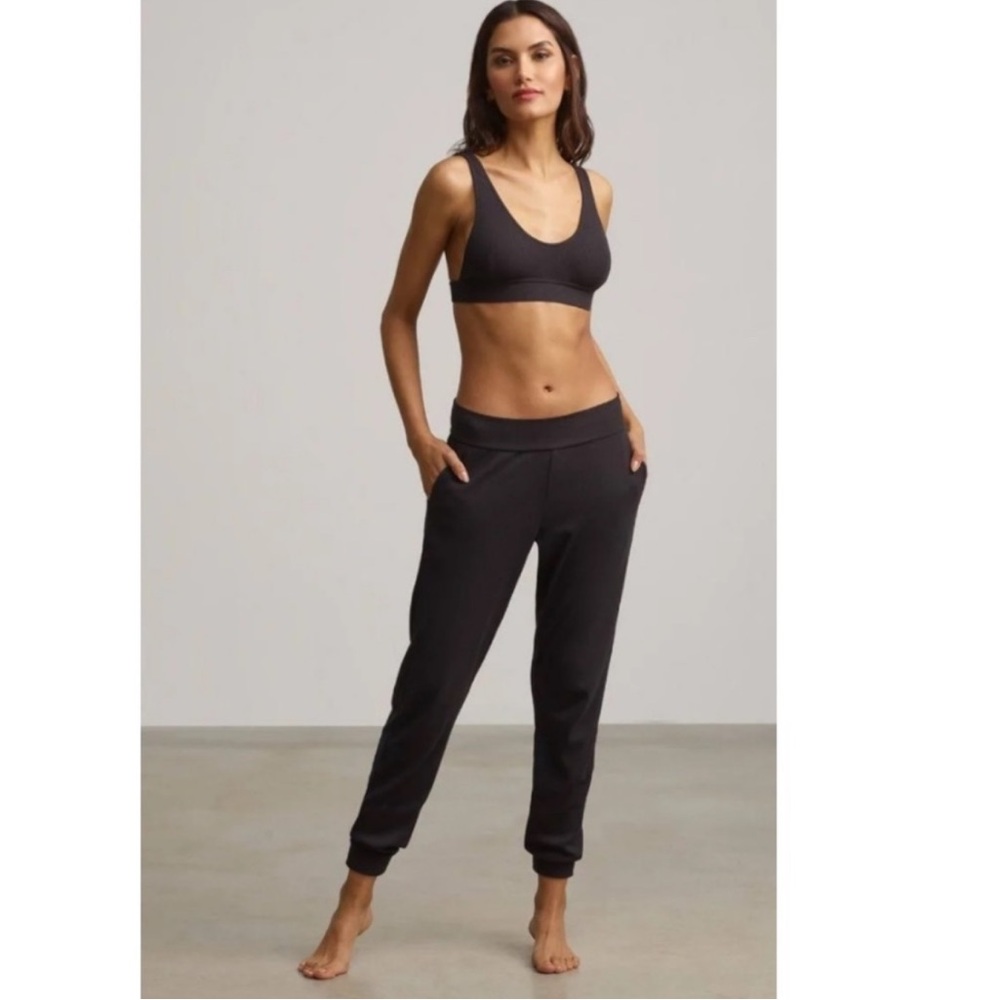 Commando Rib Joggers in Black.